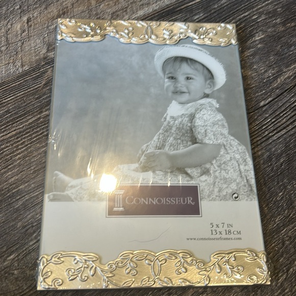 NWT Three Connoisseur stand up picture frames - Picture 3 of 6